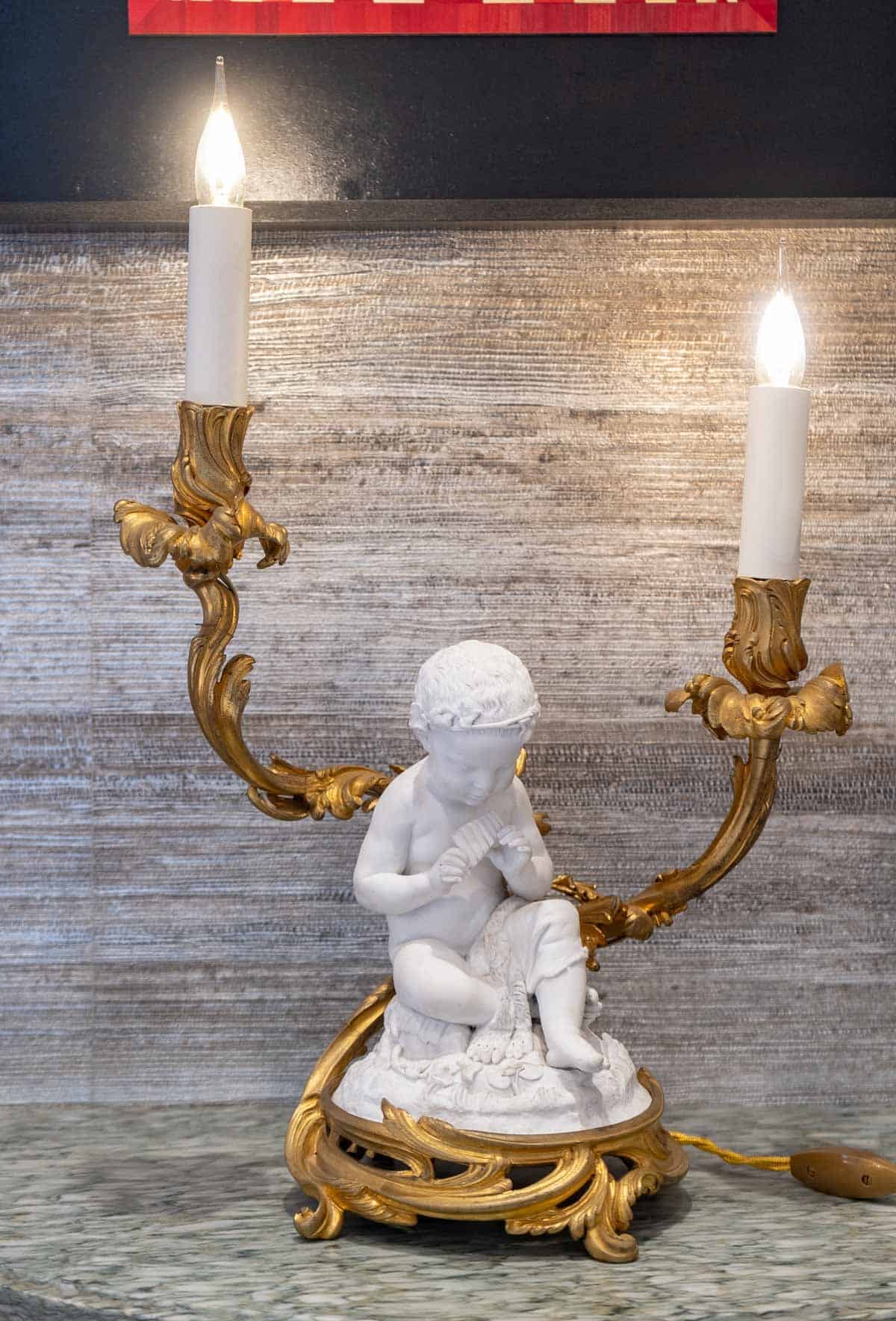 Paire de candélabres style Louis XV en biscuit de Sèvres, circa 1880 – Image 3