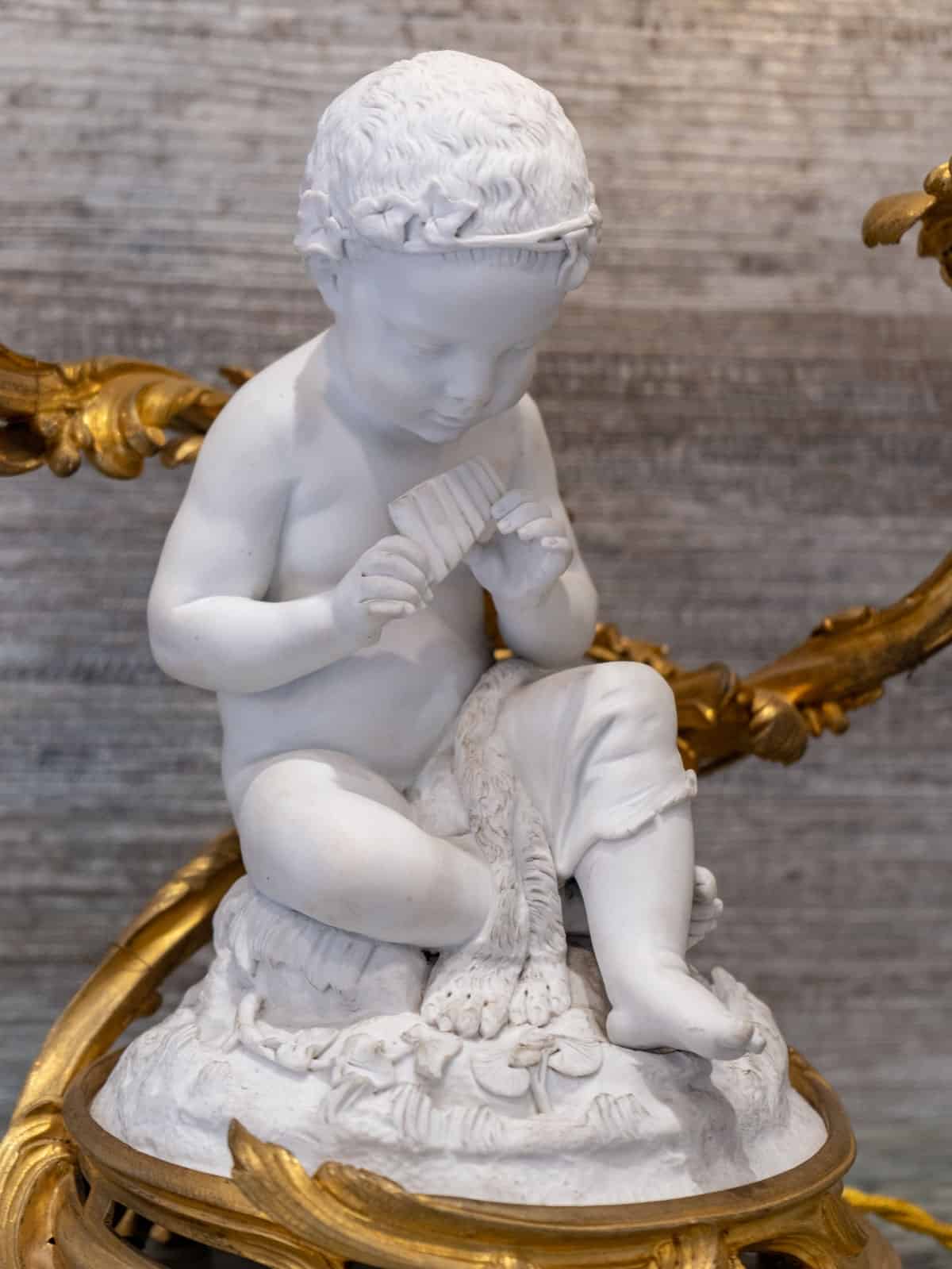 Paire de candélabres style Louis XV en biscuit de Sèvres, circa 1880 – Image 4
