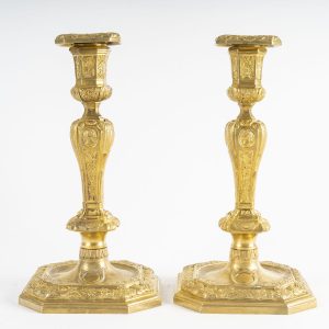 Paire De Bougeoirs Style Régence En Bronze Doré