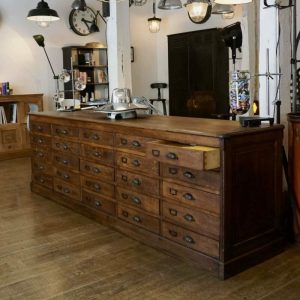 Meuble de métier: grand comptoir en bois