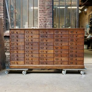 Grand meuble de métier – enfilade à tiroirs en bois