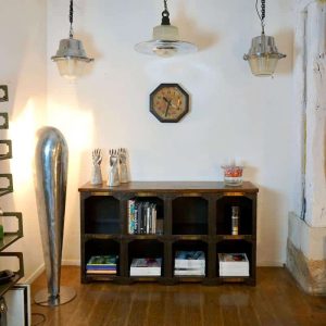 Meuble bas riveté – enfilade industrielle en bois et métal