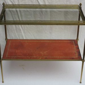 1970′ Étagère en Bronze avec Galerie Maison Baguès et 2 Plateaux Vitre et Gainés de Cuir Beige