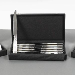 ORFÈVRE MERITE – ENSEMBLE DE 36 COUTEAUX EN NACRE ET ARGENT FIN XIXE